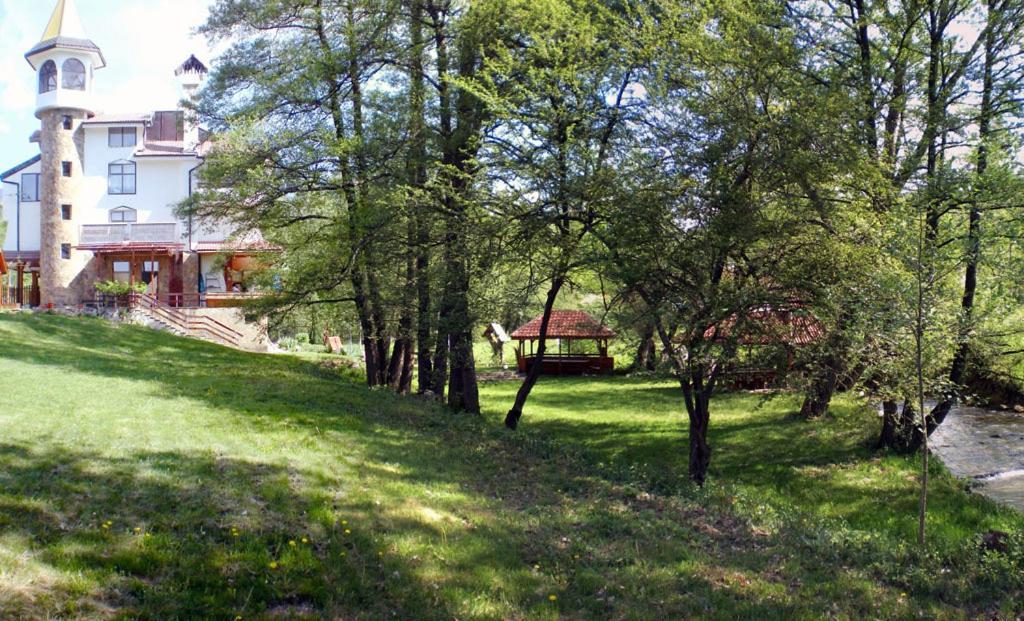 Hotel Paradise Place Kalofer Buitenkant foto
