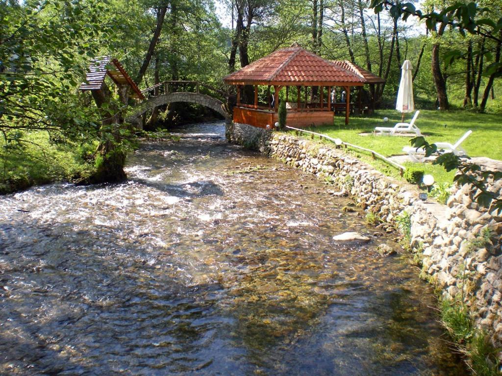 Hotel Paradise Place Kalofer Buitenkant foto