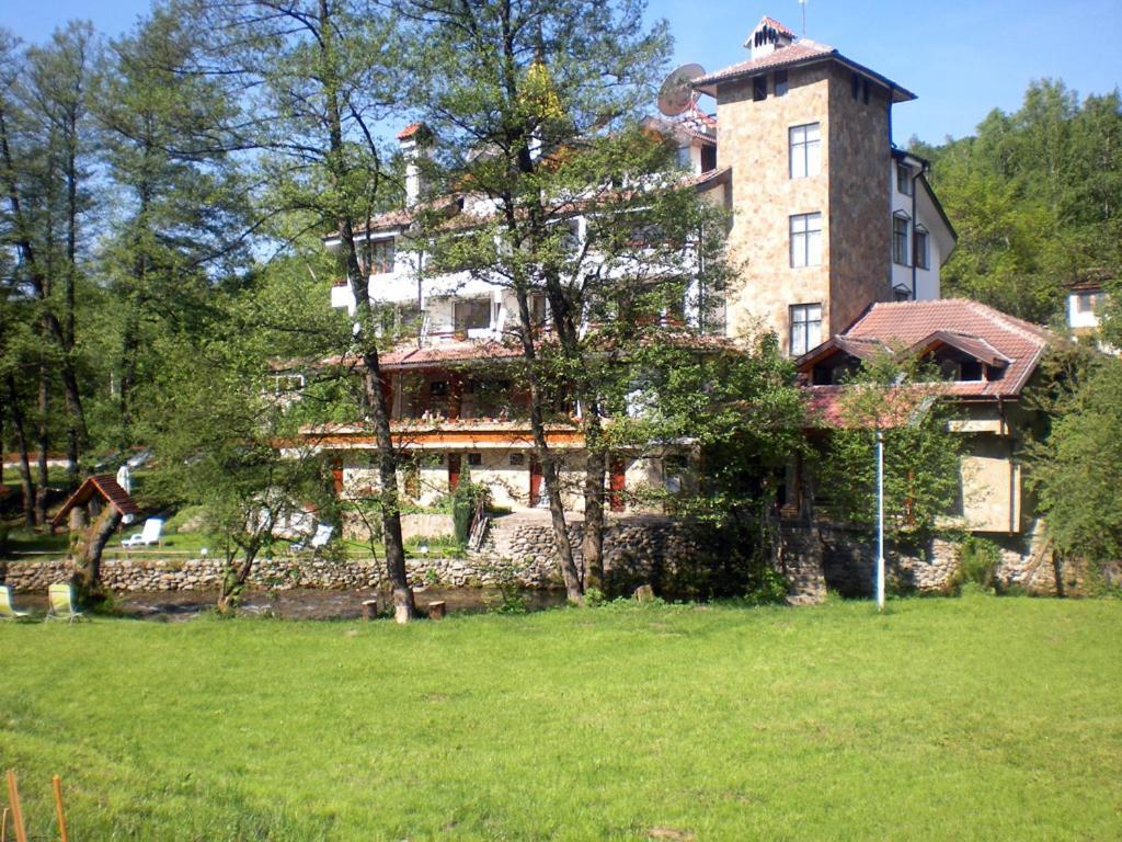 Hotel Paradise Place Kalofer Buitenkant foto