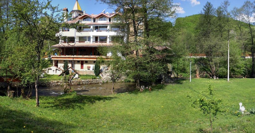 Hotel Paradise Place Kalofer Buitenkant foto