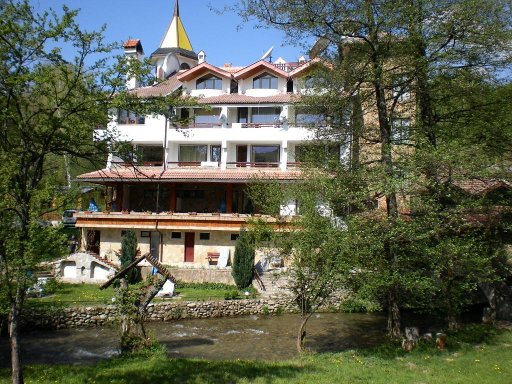 Hotel Paradise Place Kalofer Buitenkant foto