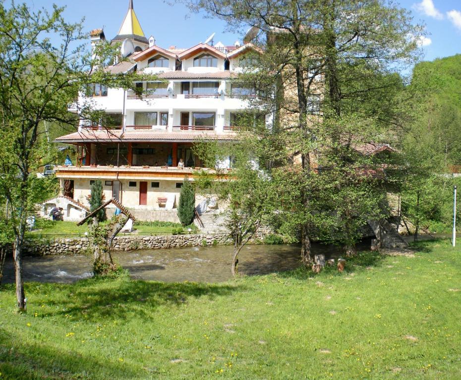 Hotel Paradise Place Kalofer Buitenkant foto