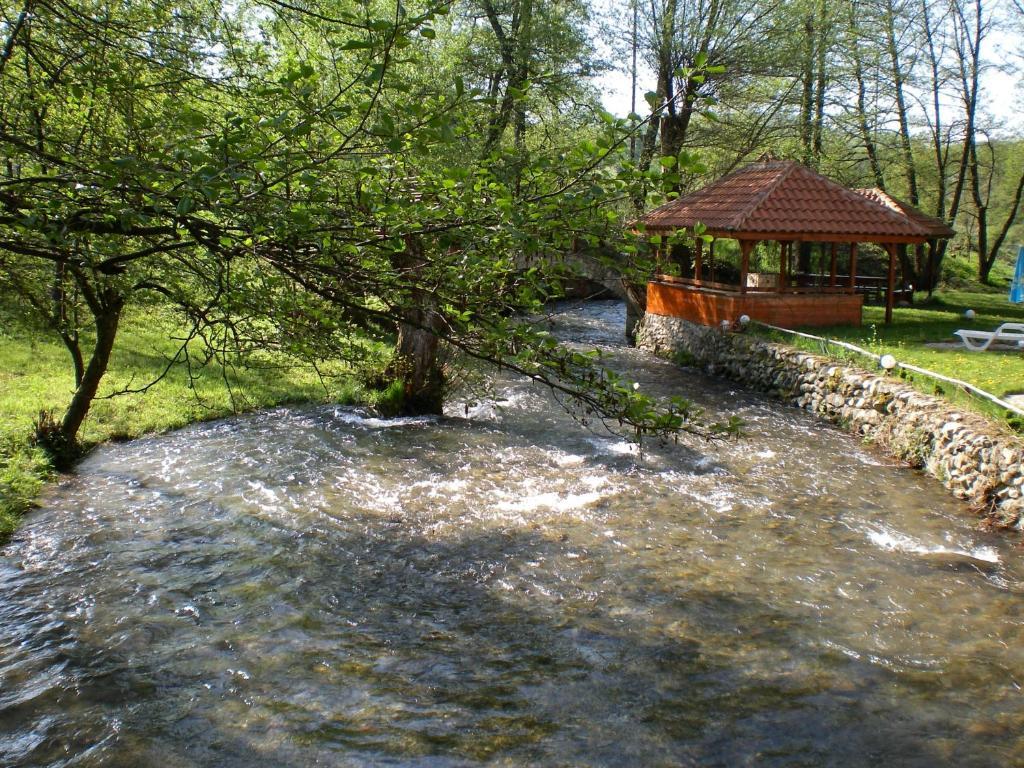 Hotel Paradise Place Kalofer Buitenkant foto